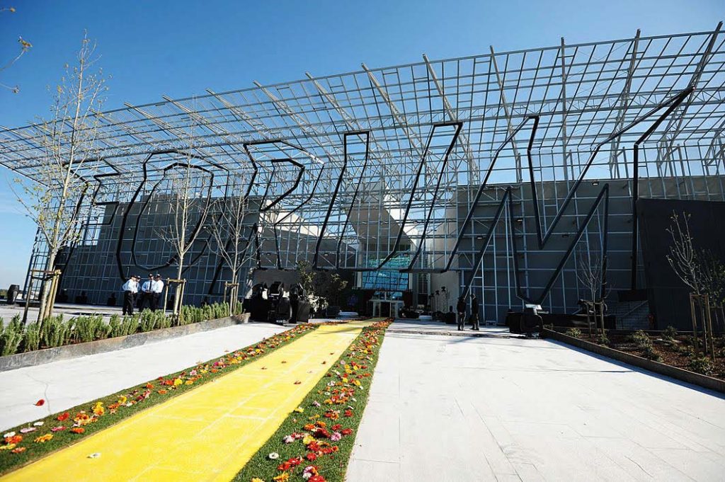 Primeiro grande centro comercial de Sintra que veio oferecer 55.000m² de área comercial e representou um investimento de 170 milhões de euros.