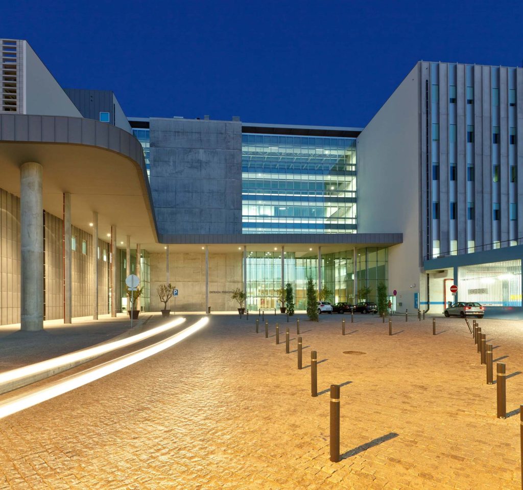 Estrutura arquitetonicamente moderna, construída para uma perfeita articulação entre as diferentes funcionalidades para servir cerca de 1.2 milhões de pessoas.